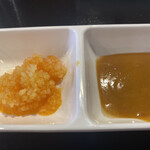 餃子専門店 一丹 - 左がにんにくラー油、左が味噌ダレ
