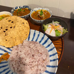 月と亀 - 2種類のカレーとサラダ。大好きな五穀米⸜(๑’ᵕ’๑)⸝
