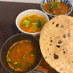 月と亀 - スープはほんのりピリ辛。酸味もあるのでラッサム風です。