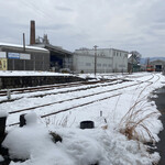 月と亀 - 線路も雪に埋もれています。あやうく運行中止になるところでした。