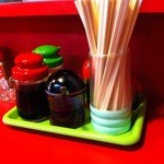 龍門 - 餃子用のラー油＆お酢＆お醤油が大振りな容器に入っています