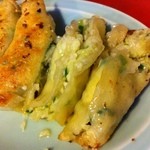 龍門 - 餃子の裏側ばっかりでもナンですので　ちょいと２個ばかりひっくり返してみましたょ
                                
                                
                                
                                はぃ！
                                