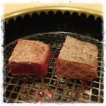 食彩和牛 しげ吉 - 期間限定、A5和牛雌牛の熟成肉。左が内もも、右がしんしん。