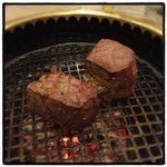 食彩和牛 しげ吉 - 期間限定、A5和牛雌牛の熟成肉。いい具合に焼き上がってきました。