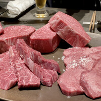 焼肉 思食 - 兵庫県は上田畜産の但馬牛最高峰、但馬玄（たじまぐろ）40か月雌牛に、兵庫県の川岸牧場の但馬牛36か月の雌牛、国内最高級の牛肉となります。
                    部位はシャトーブリアン、ハラミ。
                    タンは個体識別はありません。