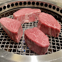焼肉 思食 - 但馬玄と但馬牛のシャトーブリアンを塊のまま火を入れます。
                      それぞれ色味が違うのが見て取れます。
                      表面を焼いたらクローシュを被せ、中にじっくり火を入れながら休ませてを繰り返されます。