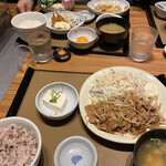Yayoi Ken - しょうが焼き定食と、ねばとろごはんととり天の定食、追加のエビフライ