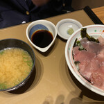 Yayoi Ken - 鉄火丼
                        味噌汁とワサビ、だし醤油付きでした