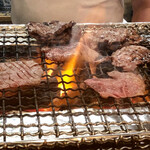 旨味太助 - 店主さんが焼いているところ