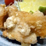 焼鳥・元気 - カラっと揚がっていて、鶏の旨みを十分に感じられる味付けになっていましたよ。
      美味しい鳥の味を楽しみたい人向けって感じですね。
      勿論、酒好きな私のような人でも酒のアテとしてバッチリですよ。