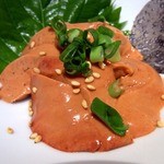 焼鳥・元気 - 幻の白肝造り８８０円です。
      今日は、白肝が入荷していたのでオーダーしましたよ。
      このビジュアルがたまりません。
      もう、みんなで取り合いです。