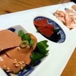 焼鳥・元気 - 元気コース１,９８０円の播州地鶏の５種盛り部分です。
      お～っ、今日は、白肝が入っているじゃないですか。
      この白肝が激旨なんですよね。