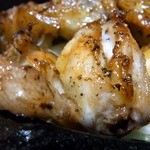 焼鳥・元気 - 食べてみると、とってもジューシでしたよ。
      骨の近くの部分がめっちゃ美味しくてしゃぶりつくしてしまいました。
      気がつくとアッという間に無くなっちゃいました。