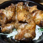 焼鳥・元気 - 地鶏三角炭火焼き５８０円です。
      これも本日のおすすめメニューからチョイスしました。
      美味しい焼き鳥も食べたいよねって事で。
      熱々の鉄板の上に乗って出てきましたよ。