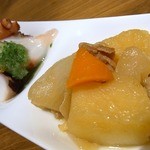 焼鳥・元気 - 本日の突き出しです。
      たこちゃんと肉じゃがでしたよ。
