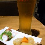 焼鳥・元気 - まずは何時ものように生ビールからのスタートです。
      待ち合わせの時間よりも少し早めに着いてしまいました。
      ちょっとフライングで生ビールでも飲んでいましょかね。
      では、乾杯～。（って、１人やし。）
      