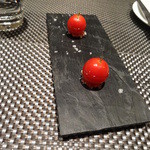 五つの味に仕上げたトマト。辛みから苦味まで順々に味が訪れます