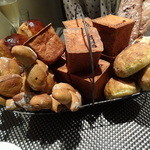 レストラン バカール - 発酵バターを使った『ブリオッシュ』と数種の自家製パンのバスケット。マジでそそる！