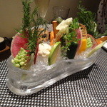 このお店の目玉。日本各地から取り寄せた
          有機野菜と能登産ズワイ蟹と
          カニ味噌の“フレンチ”バーニャカウダ