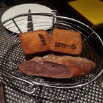 レストラン バカール - 今回はこちらを選択。ブロック型のブリオッシュと赤ワインのきいたハードパンを。ブリオッシュが自分史上最高に美味しかった！