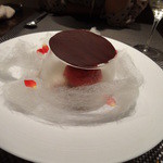 レストラン バカール - 薔薇の香りを閉じ込めたフランボワーズとショコラの球体のパフェ