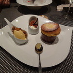 レストラン バカール - ブールーチーズのアイスで食べる
      『ラベンダーハチミツ』バターのスフレ