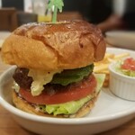 Island Burgers - タルタルアボカドバーガー　1,350円
                        (フライドポテトとサラダ又はピクルスが付く)