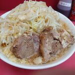 ラーメン二郎 - ブタを取り出してカシャ～♫