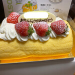 ボストン - いちごロール1620円。プレートは有料。