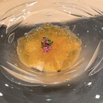 銀座 大石 - カリフラワーのムースとバフンウニのコンソメジュレ寄せ 　カリフラワーのムースの上に北海道浜中産の塩水漬けのバフンウニ、ボタンエビ、あぶったホッキ貝、上には軽く甘く柔らかいコンソメジュレが。