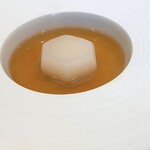 銀座 大石 - スッポンのコンソメスープ：丁寧にとった鶏やスッポンの出汁に静岡県の手長海老を合わせた濃厚な味わい。