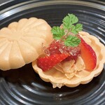銀座 大石 - フォアグラとイチゴのもなか：　中には、あまおうのコンフィチュール、キリッシュのゼリー、セルフィーユ、栃乙女、 　アーモンドの砂糖がけなど入っていて、見た目以上に複雑な味わい。