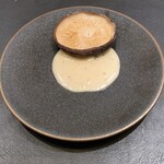 銀座 大石 - 椎茸とゴルゴンゾーラのソース：　　椎茸の香りとゴルゴンゾーラチーズの香りの相性を楽しむ