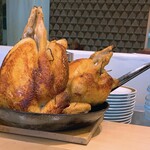 銀座 大石 - ローストチキン：　立派な大山地鶏を丸ごとフライパンで焼いていく、というこだわりの作り方。