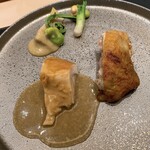 銀座 大石 - 大山地鶏の胸肉ともも肉：しっとりとした肉とパリッとした皮が美味しい