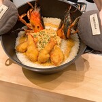 銀座 大石 - オマール海老の炊き込みご飯 ：　オマール海老の出汁で炊かれたご飯。 さらに出汁は煮詰めて生クリームを少しと海老の尻尾と炭火で焼いたものと絡めてトップに。 　爪の部分はフライにしてサイドに。 　さらにボタンエビの頭から出汁をとってスープにして上からかけて