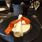 テーブルセット。築年数もそこそこあるのにビカビカに美しいです。