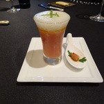 ガストロノミー ジョエル・ロブション - ここからプリフィクスのコース。名前忘れた^^;アーモンドを食べてからジュースで流し込みます。