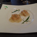 ガストロノミー ジョエル・ロブション - 天使の海老 甘酸っぱい蕪のラヴィオル仕立てにナツメグとローズマリーの香り