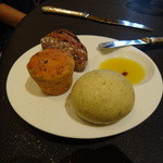 ガストロノミー ジョエル・ロブション - ホカホカで美味しい。珍しく2回くらいお代りしたため最後のチーズ（フロマージュ）があまり食べられなかった・・