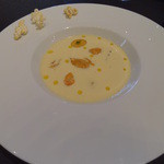 ガストロノミー ジョエル・ロブション - ゴールドラッシュ 冷たいヴルーテにし、 カレー風味のジュレと特選生ウニを添えて。このスープはかなりイケてます！新鮮なウニがたっぷり。