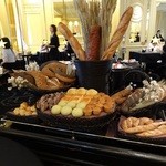 ガストロノミー ジョエル・ロブション - 大きなワゴンでパンが運ばれてきます。かなり豪華！