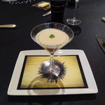 まずは特選のコース。特選生雲丹 甲殻類のジュレになめらかなカリフラワーのクレーム