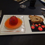 ガストロノミー ジョエル・ロブション - 長野県産フルーツトマト ズワイ蟹・サラダ菜・リンゴ・アボカドをファルスし
      さわやかなトマトクーリ、自家製パン・デ・ザミのグリエと共に。いちいちオシャレですねｗ