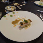 ガストロノミー ジョエル・ロブション - スズキ 香ばしくグリエにし、フヌイユのバリエーションとグリーンオリーヴのクーリ、 オレンジのスュックと共に