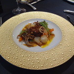 ガストロノミー ジョエル・ロブション - 特選牛フィレ肉 バジリコと松の実の香りと共にグラチネ、揚げパニスとクルジェットのマリアージュ