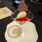 ガストロノミー ジョエル・ロブション - ルバーブ グレナデンでコンポート、ざくろのジュレとフロマージュブランのソルベ