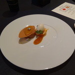 ガストロノミー ジョエル・ロブション - プラリネ ムースの中にピスタチオを詰め
      アプリコットのコンポートとフレッシュ・アーモンドのグラスを添えて