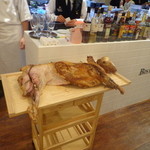 ビストロ ダイア - 石田めん羊牧場の仔羊の丸焼き。このために作った特製まな板に乗ってます。