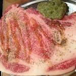 大阪焼肉・ホルモン ふたご - 名物、はみでるカルビ